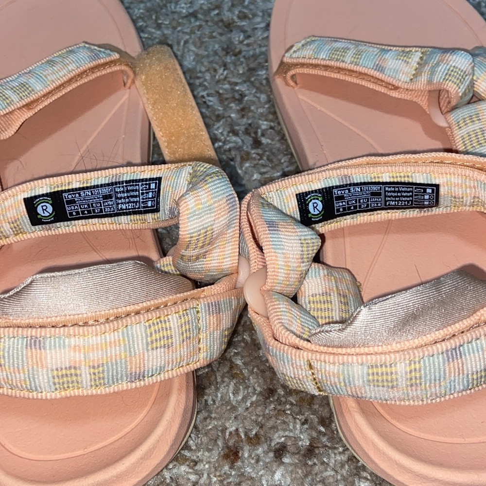 Tevas - Picture 3 of 4